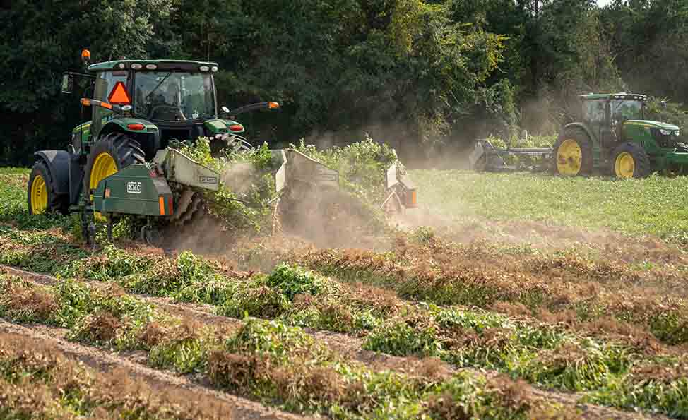 nuestro tractor arando